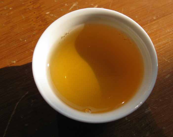 第一泡的汤色，金黄略润，已不太象新压出来的秋茶汤色